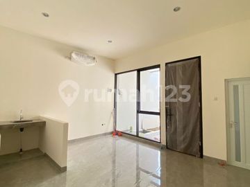 Brand New Rumah Minimalis Modern Dalam Komplek di Cirendeu
