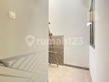 Brand New Rumah Minimalis Modern Dalam Komplek di Cirendeu