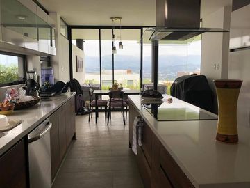Oportunidad! Espectacular casa 3 dorm., amplio jardín, Conjunto Privado, Nayón