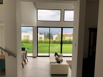 Oportunidad! Espectacular casa 3 dorm., amplio jardín, Conjunto Privado, Nayón