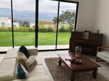 Oportunidad! Espectacular casa 3 dorm., amplio jardín, Conjunto Privado, Nayón
