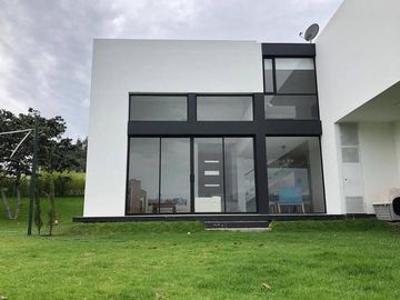 Oportunidad! Espectacular casa 3 dorm., amplio jardín, Conjunto Privado, Nayón