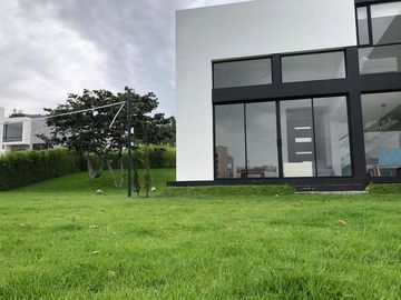 Oportunidad! Espectacular casa 3 dorm., amplio jardín, Conjunto Privado, Nayón