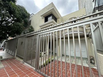 casa en arriendo/venta en contry club villa. Cod V105337