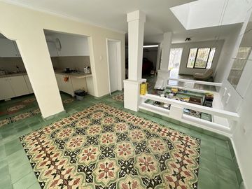 casa en arriendo/venta en contry club villa. Cod V105337