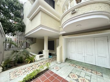 casa en arriendo/venta en contry club villa. Cod V105337