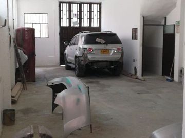 VENDO CASA CON  BODEGA COMERCIAL E INDUSTRIAL BARRIO PATIO BONITO BOGOTA COLOMBIA ,EXCELENTE UBICACION.