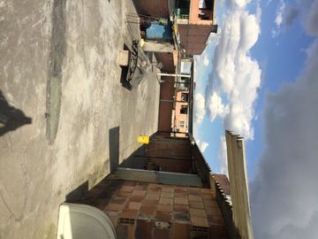 VENDO CASA CON  BODEGA COMERCIAL E INDUSTRIAL BARRIO PATIO BONITO BOGOTA COLOMBIA ,EXCELENTE UBICACION.