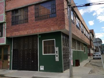VENDO CASA CON  BODEGA COMERCIAL E INDUSTRIAL BARRIO PATIO BONITO BOGOTA COLOMBIA ,EXCELENTE UBICACION.