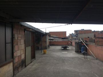 VENDO CASA CON  BODEGA COMERCIAL E INDUSTRIAL BARRIO PATIO BONITO BOGOTA COLOMBIA ,EXCELENTE UBICACION.