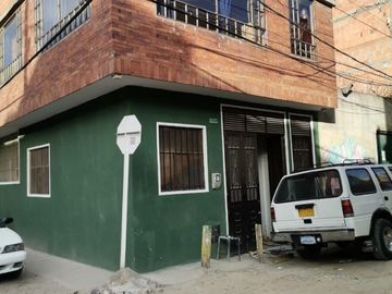 VENDO CASA CON  BODEGA COMERCIAL E INDUSTRIAL BARRIO PATIO BONITO BOGOTA COLOMBIA ,EXCELENTE UBICACION.