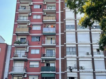 Venta departamento 2 ambientes con balcón - Vicente López, sobre Av. Maipú - Apto profesional.
