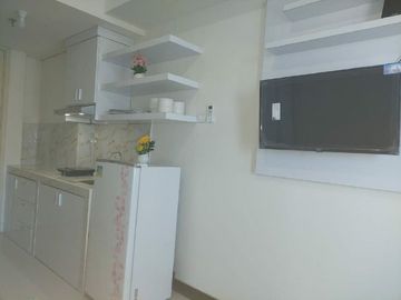 Apartemen Amor hadap barat full furnish Connecting to Pakuwon City Mall