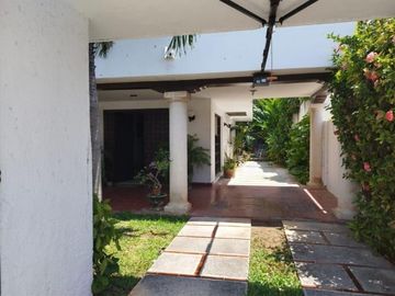 Casa en Venta en la Col. México en Mérida, Yucatán 3Rec, cto de serv, 2Niveles