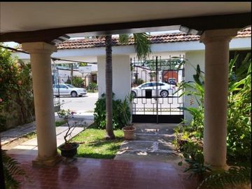 Casa en Venta en la Col. México en Mérida, Yucatán 3Rec, cto de serv, 2Niveles