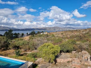 MUY LINDA CASA EN VENTA EN LAGO AZUL, BARRIO PRIVADO, CON VISTAS AL LAGO Y SIERRAS DESLUMBRANTES