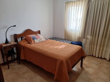 MUY LINDA CASA EN VENTA EN LAGO AZUL, BARRIO PRIVADO, CON VISTAS AL LAGO Y SIERRAS DESLUMBRANTES