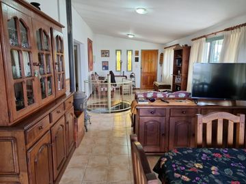 MUY LINDA CASA EN VENTA EN LAGO AZUL, BARRIO PRIVADO, CON VISTAS AL LAGO Y SIERRAS DESLUMBRANTES
