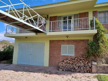 MUY LINDA CASA EN VENTA EN LAGO AZUL, BARRIO PRIVADO, CON VISTAS AL LAGO Y SIERRAS DESLUMBRANTES