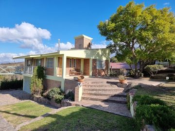 MUY LINDA CASA EN VENTA EN LAGO AZUL, BARRIO PRIVADO, CON VISTAS AL LAGO Y SIERRAS DESLUMBRANTES