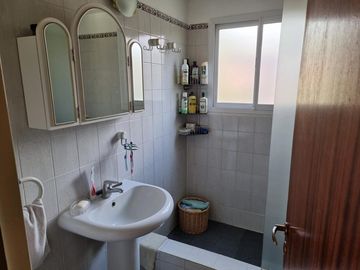 MUY LINDA CASA EN VENTA EN LAGO AZUL, BARRIO PRIVADO, CON VISTAS AL LAGO Y SIERRAS DESLUMBRANTES