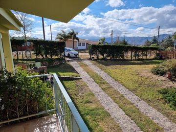 MUY LINDA CASA EN VENTA EN LAGO AZUL, BARRIO PRIVADO, CON VISTAS AL LAGO Y SIERRAS DESLUMBRANTES