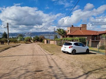 MUY LINDA CASA EN VENTA EN LAGO AZUL, BARRIO PRIVADO, CON VISTAS AL LAGO Y SIERRAS DESLUMBRANTES