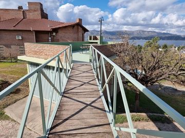 MUY LINDA CASA EN VENTA EN LAGO AZUL, BARRIO PRIVADO, CON VISTAS AL LAGO Y SIERRAS DESLUMBRANTES