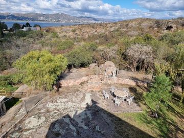 MUY LINDA CASA EN VENTA EN LAGO AZUL, BARRIO PRIVADO, CON VISTAS AL LAGO Y SIERRAS DESLUMBRANTES