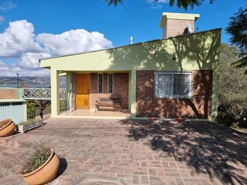 MUY LINDA CASA EN VENTA EN LAGO AZUL, BARRIO PRIVADO, CON VISTAS AL LAGO Y SIERRAS DESLUMBRANTES