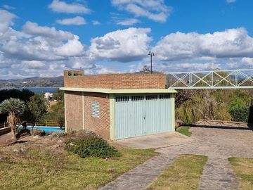 MUY LINDA CASA EN VENTA EN LAGO AZUL, BARRIO PRIVADO, CON VISTAS AL LAGO Y SIERRAS DESLUMBRANTES