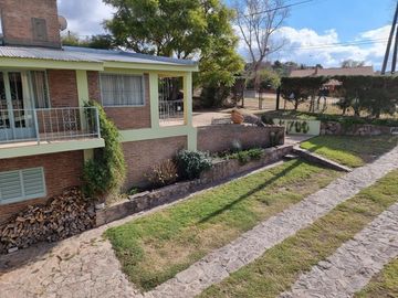 MUY LINDA CASA EN VENTA EN LAGO AZUL, BARRIO PRIVADO, CON VISTAS AL LAGO Y SIERRAS DESLUMBRANTES