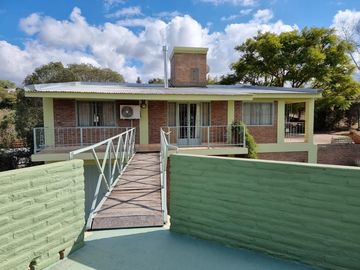 MUY LINDA CASA EN VENTA EN LAGO AZUL, BARRIO PRIVADO, CON VISTAS AL LAGO Y SIERRAS DESLUMBRANTES