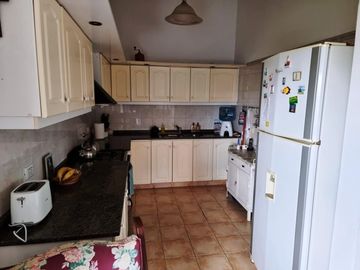 MUY LINDA CASA EN VENTA EN LAGO AZUL, BARRIO PRIVADO, CON VISTAS AL LAGO Y SIERRAS DESLUMBRANTES