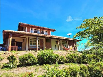 VENDO CASA Y UNA HECTAREA EN GUALACA