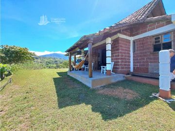 VENDO CASA Y UNA HECTAREA EN GUALACA