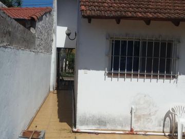CHALET CON 3 DORMITORIOS (1 CON BAÑO EN SUITE) .