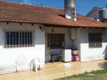 CHALET CON 3 DORMITORIOS (1 CON BAÑO EN SUITE) .