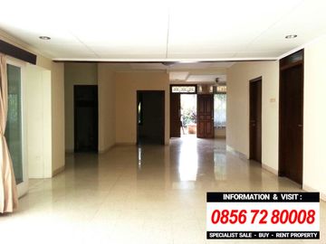 DIJUAL RUMAH ASRI dgn TAMAN, S.POOL di Jl GAHARU, CILANDAK BARAT