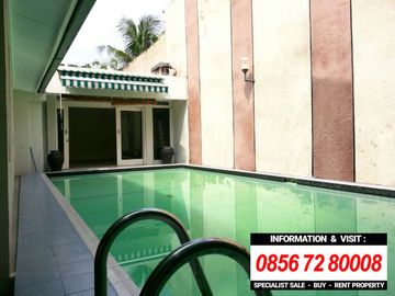 DIJUAL RUMAH ASRI dgn TAMAN, S.POOL di Jl GAHARU, CILANDAK BARAT