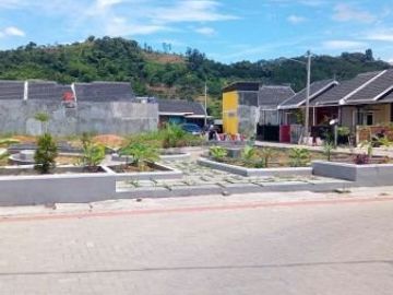 rumah satu lantai dengan rasa dua lantai dengan hunian mezzanine di Pataruman