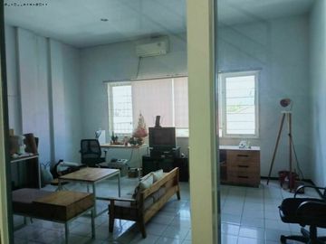 Ruko Genteng Besar, Depan Pasar Genteng Hadap Timur