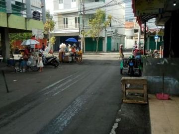 Ruko Genteng Besar, Depan Pasar Genteng Hadap Timur