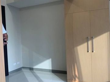 Negotiable Rush Sale 1BR Condo Unit across Uptown Mall