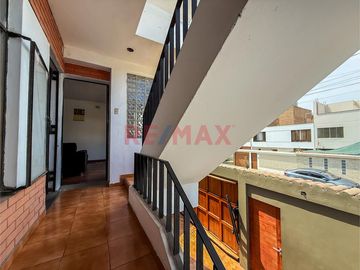 🏡 𝟏𝟏𝟐 𝐦² 𝐃𝐞𝐩𝐚𝐫𝐭𝐚𝐦𝐞𝐧𝐭𝐨 𝐞𝐧 𝐔𝐫𝐛𝐚𝐧𝐢𝐳𝐚𝐜𝐢𝐨́𝐧 𝐋𝐨𝐬 𝐏𝐢𝐧𝐨𝐬 – 𝐂𝐞𝐫𝐜𝐚𝐝𝐨 𝐝𝐞 𝐋𝐢𝐦𝐚