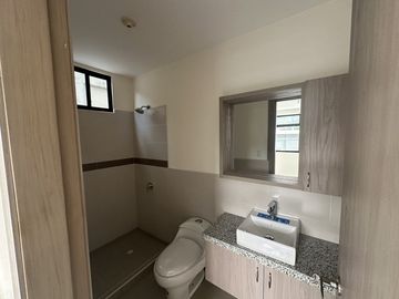 Acogedor departamento ubicado en el centro de los ceibos,con vista al valle y cercania al centro comercial
