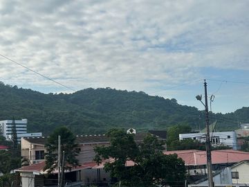 Acogedor departamento ubicado en el centro de los ceibos,con vista al valle y cercania al centro comercial