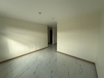 Acogedor departamento ubicado en el centro de los ceibos,con vista al valle y cercania al centro comercial