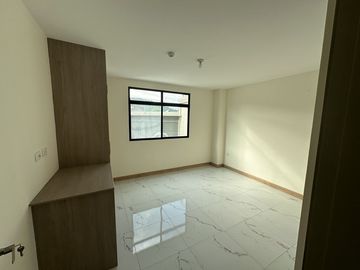 Acogedor departamento ubicado en el centro de los ceibos,con vista al valle y cercania al centro comercial