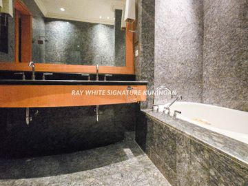 Apartemen Airlangga Ritz Carlton Mega Kuningan 4 BR Semi Furnished